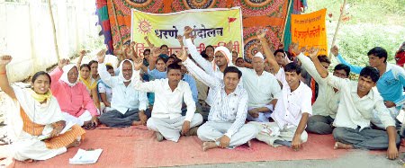 Selu : Devout Hindus agitating against sale of Cows to butchers by Temple Committee Selu : Devout Hindus agitating against sale of Cows to butchers by Temple Committee